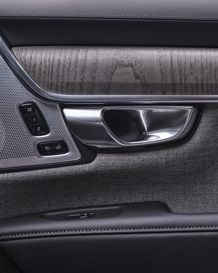 Vue intérieure de la porte avant droite du break familial sportif Volvo V90 plug-in hybride.