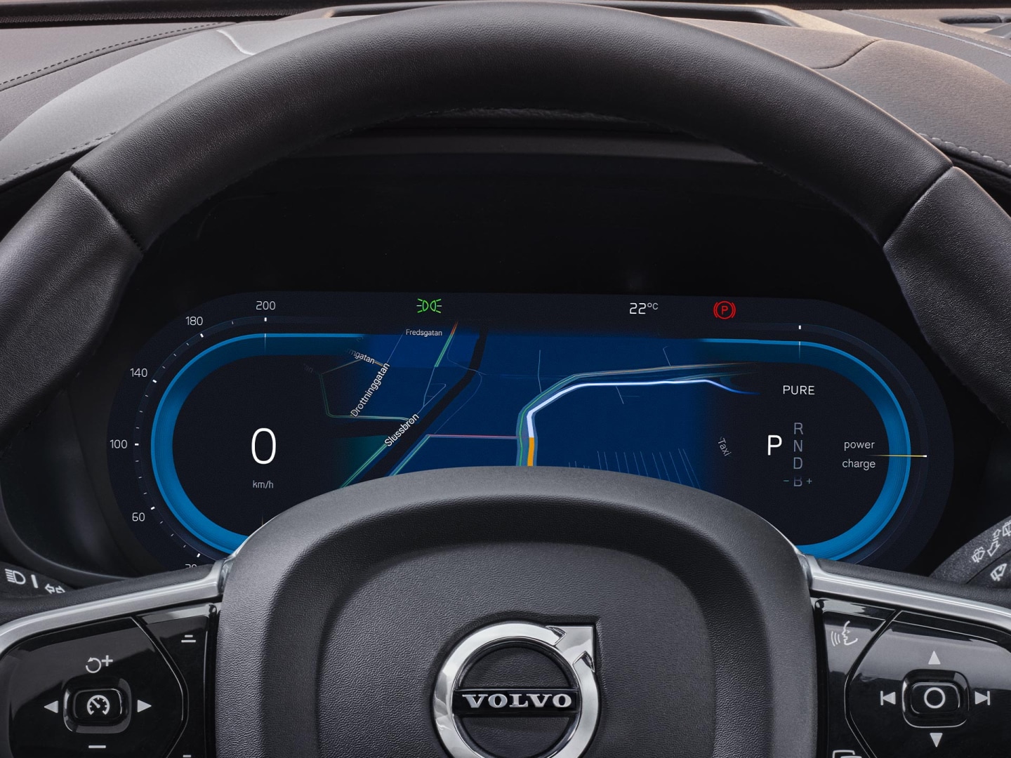 Blick vom Fahrersitz auf Lenkrad und Fahrerdisplay des Volvo V90 Plug-in Hybrid.