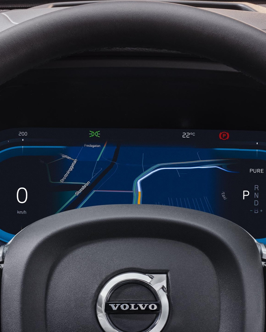 Prospettiva larga del volante e del display conducente della Volvo V90 plug-in hybrid.