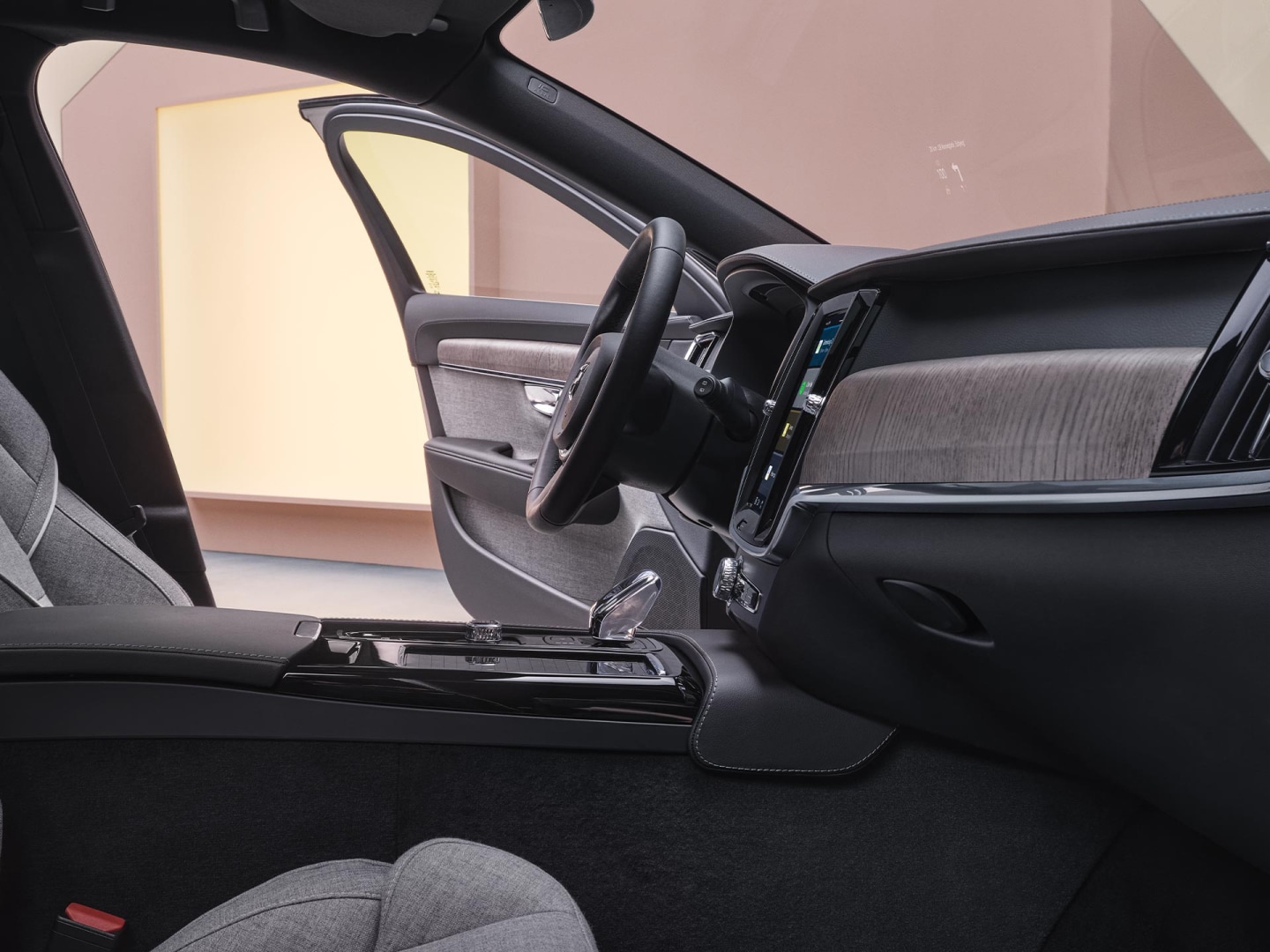 Vista interna della Volvo V90 plug-in hybrid dal lato passeggero anteriore.