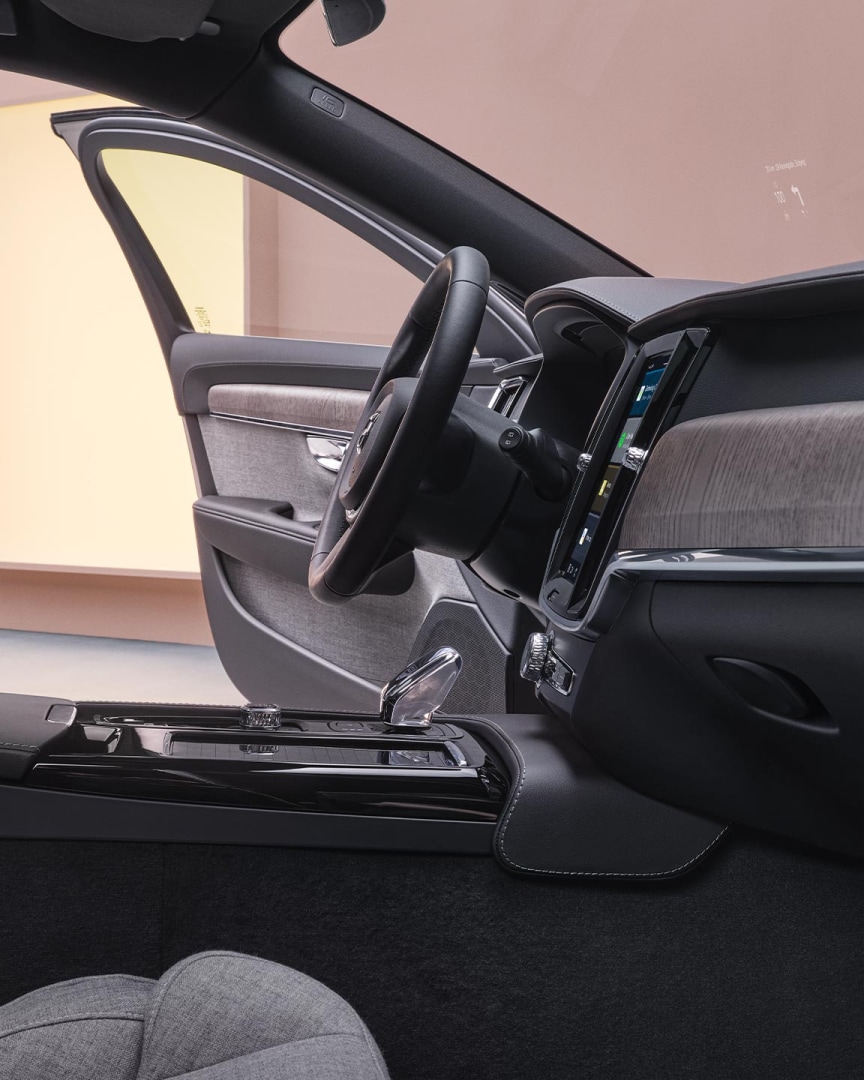 Vista interna della Volvo V90 plug-in hybrid dal lato passeggero anteriore.