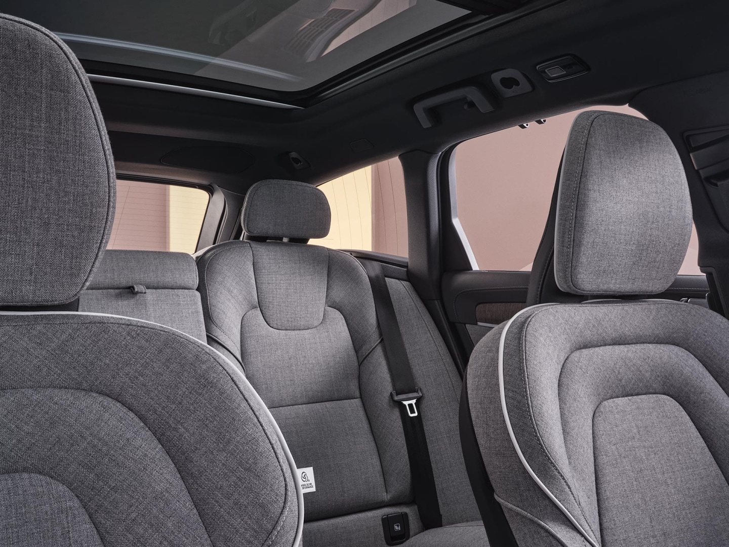 Vista general del diseño interior y la tapicería de mezcla de lana personalizada del Volvo V90 híbrido enchufable.