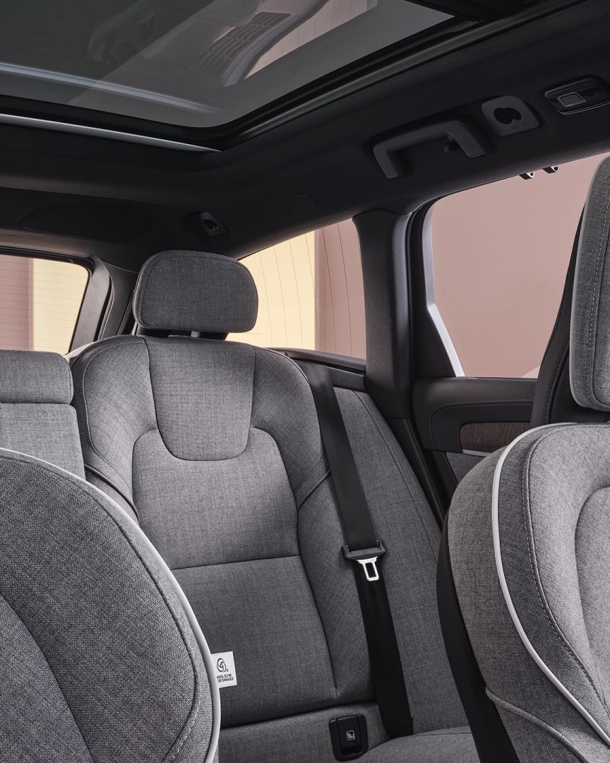 Panoramica del design degli interni e dei rivestimenti in tessuto Tailored Wool Blend della Volvo V90 Plug-in Hybrid.