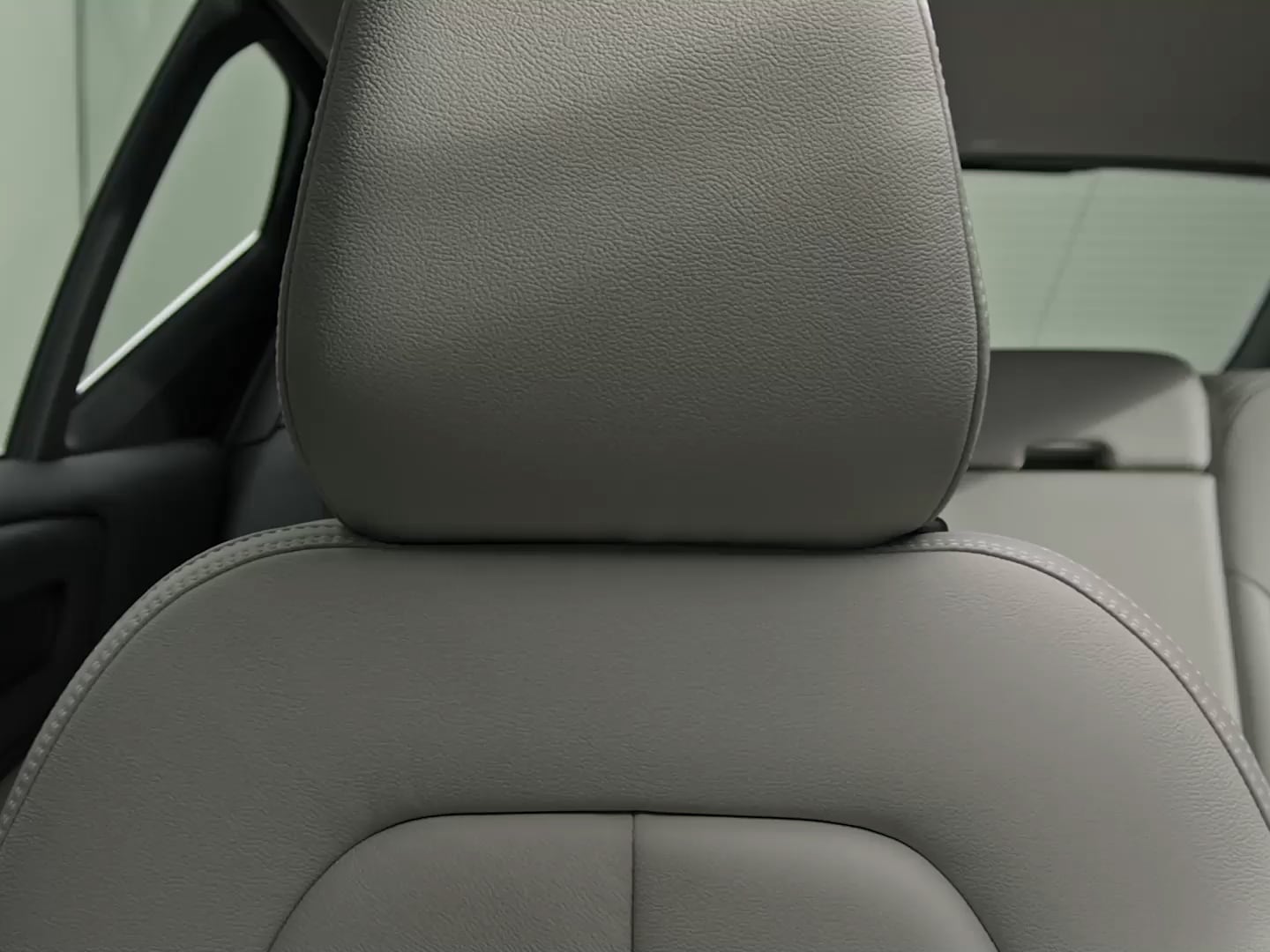 Tetiera din piele a scaunului pentru pasagerul din față al modelului Volvo XC40 mild hybrid.