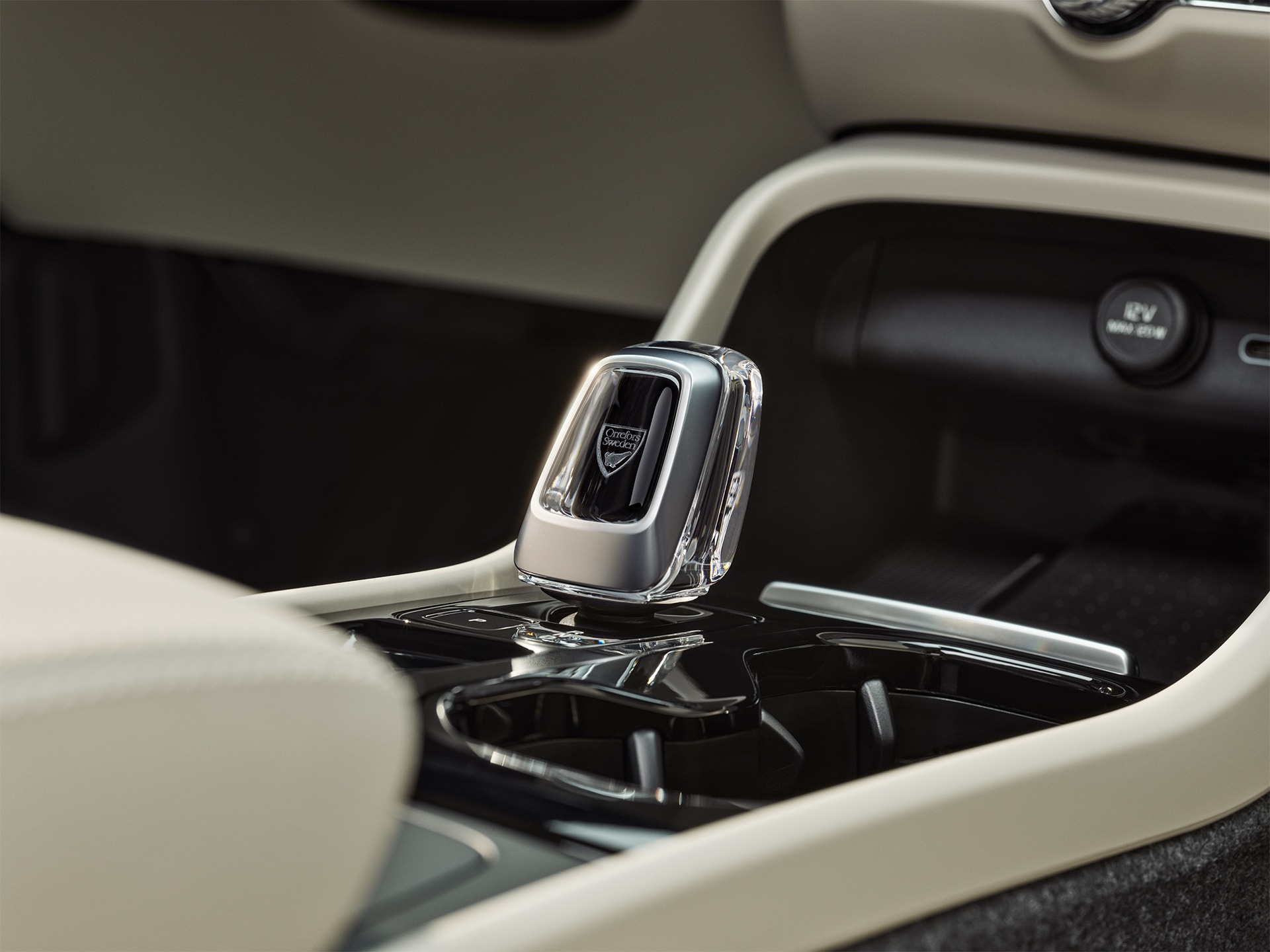 Close-up of the crystal gear shifter in the high-gloss black centre console of the Volvo XC40 mild hybrid.