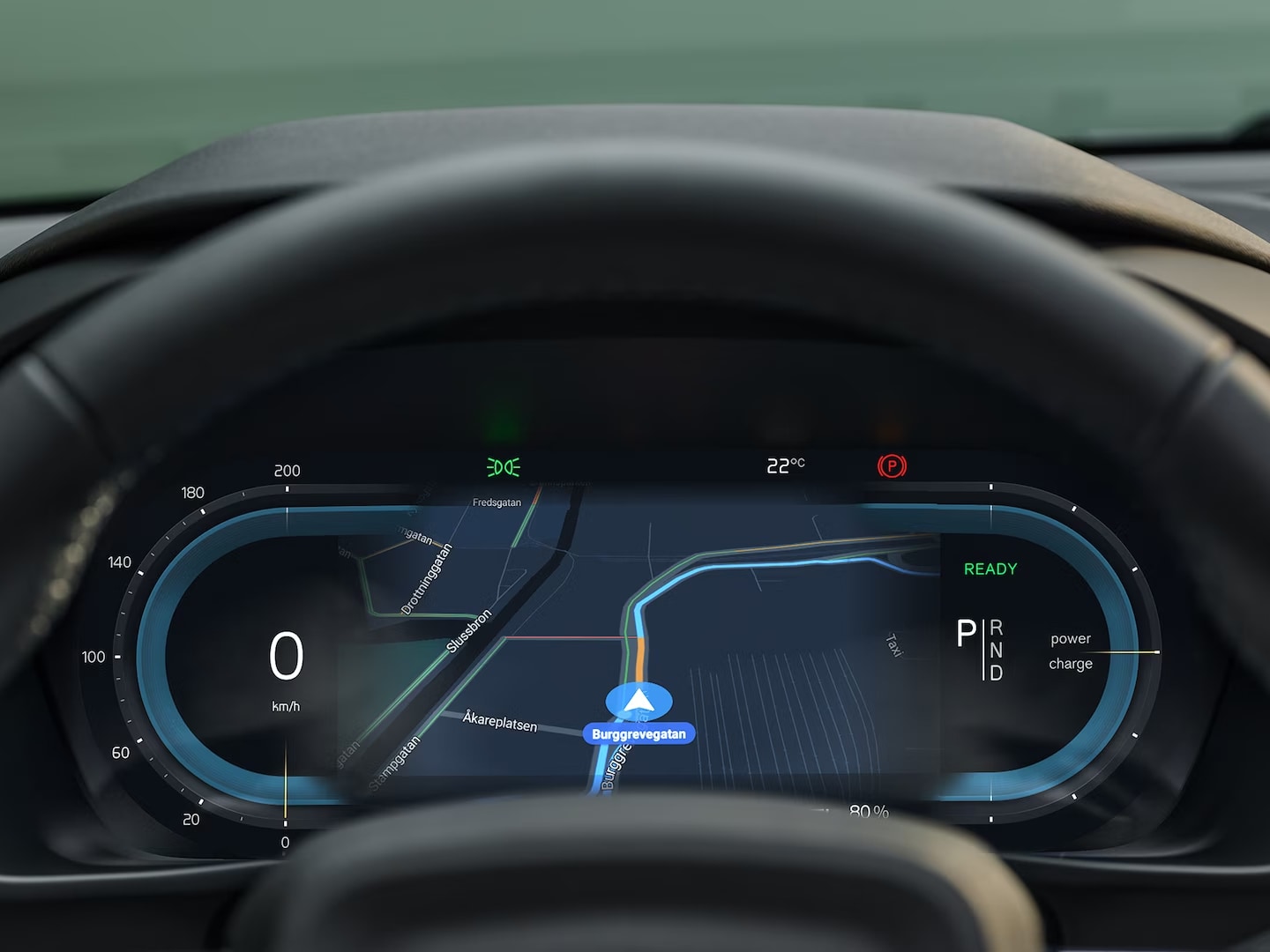 Afișajul digital cu informații pentru șofer din spatele volanului modelului Volvo XC40 mild hybrid.