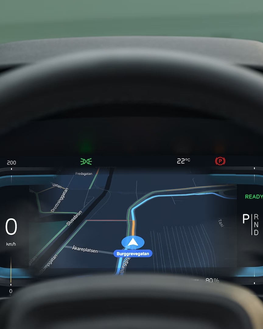 Afișajul digital cu informații pentru șofer din spatele volanului modelului Volvo XC40 mild hybrid.