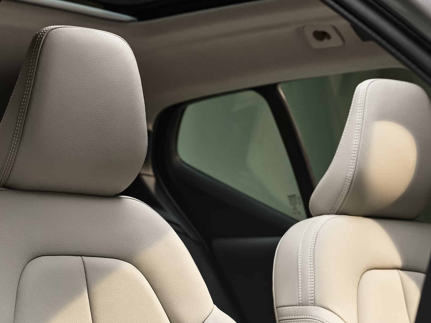 Lederen zetels van de bestuurder en de voorste passagier in de Volvo XC40 mild hybrid.