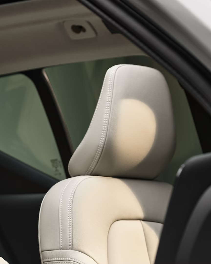 The Volvo XC40 mild hybrid’s front passenger and driver’s seats in leather.