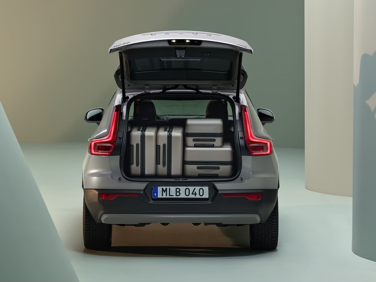 Portbagajul SUV-ului Volvo XC40 mild hybrid optimizează capacitatea de depozitare.