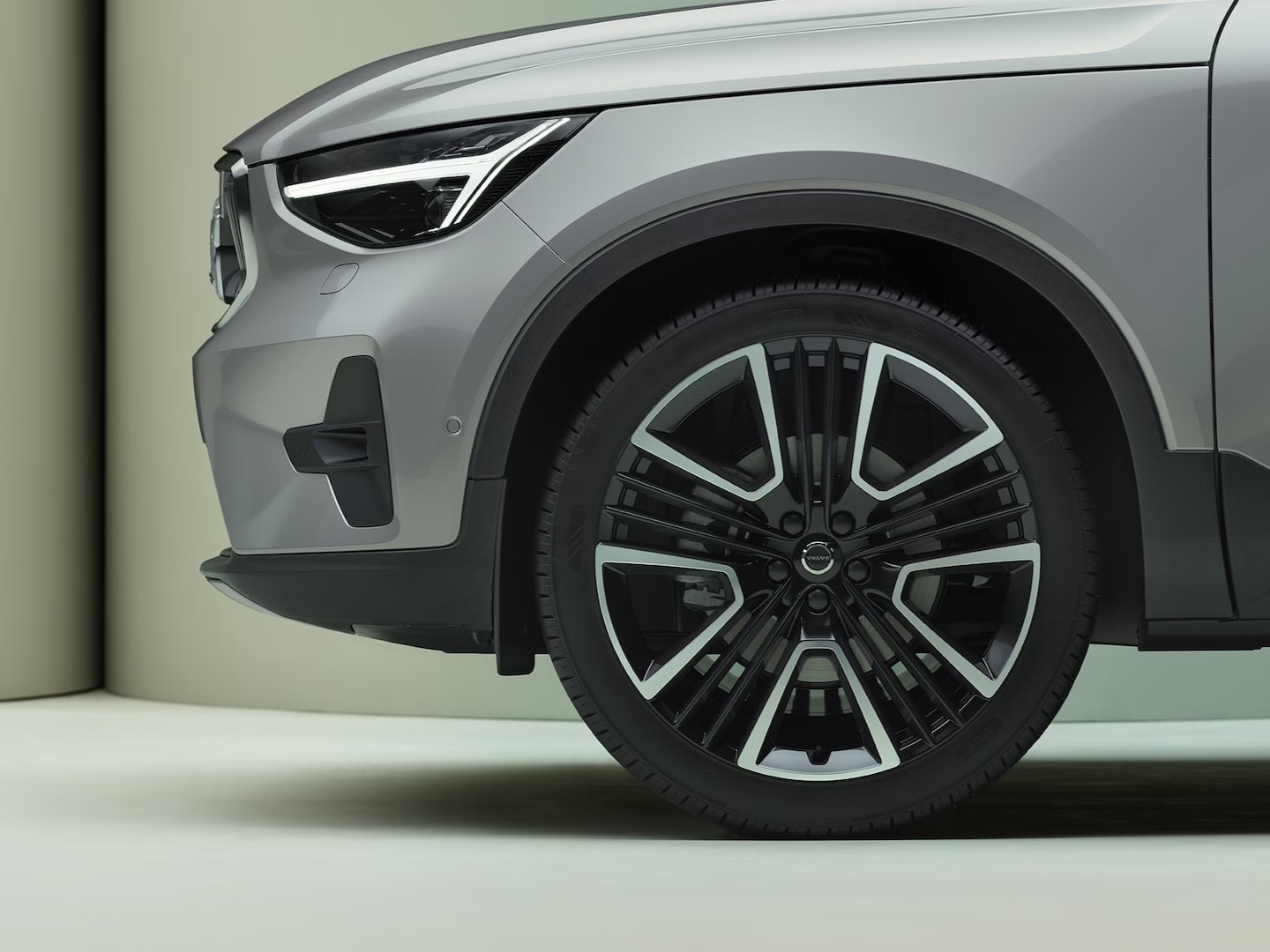 Hubcap and wheel design of the Volvo XC40 mild hybrid SUV.