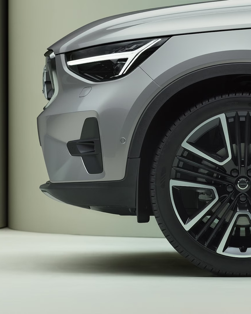 Дизайн ступичных колпаков и колес мягкого гибридного внедорожника Volvo XC40.