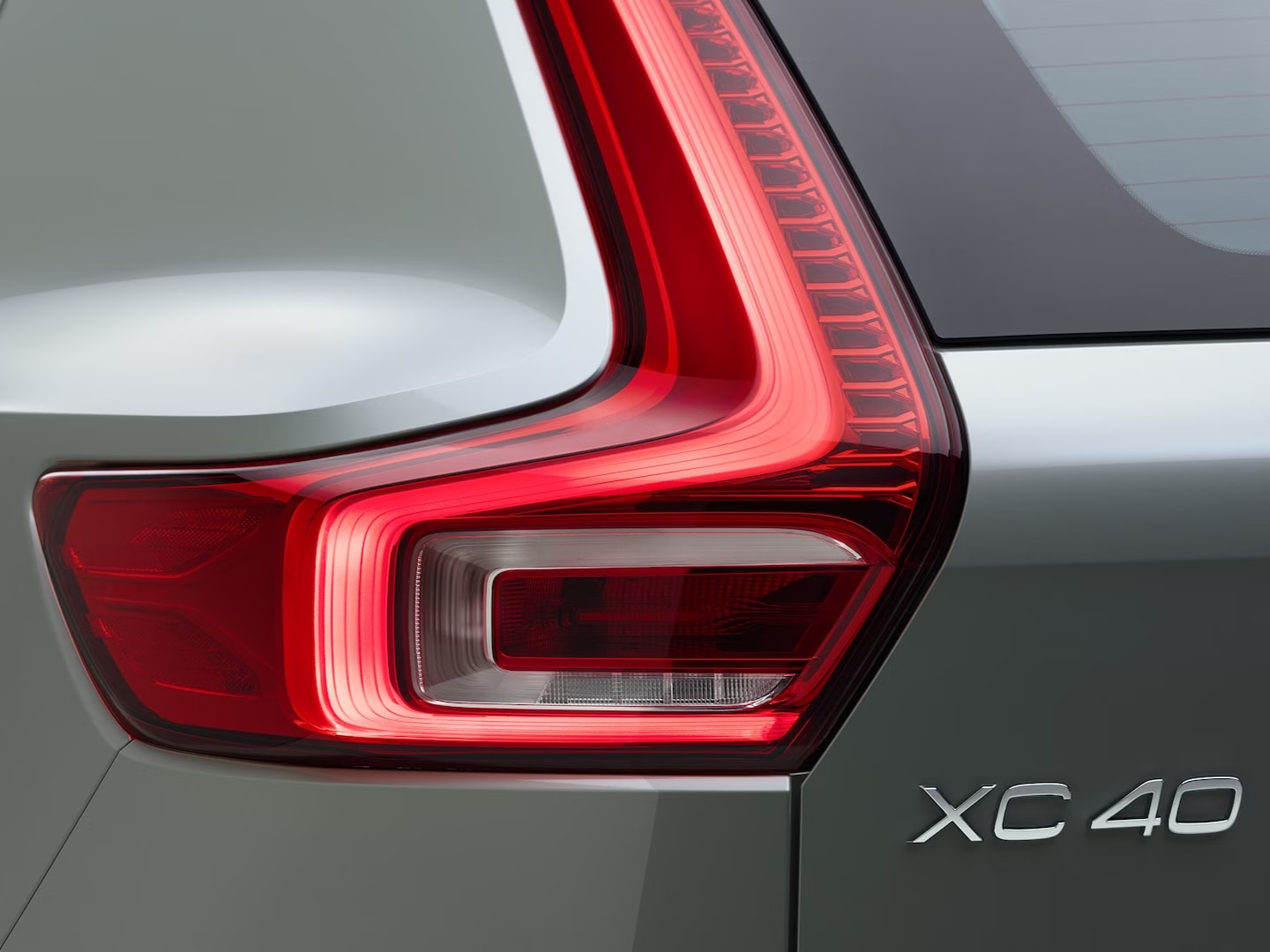 LED rear lights of the Volvo XC40 mild hybrid SUV for enhanced visibility.