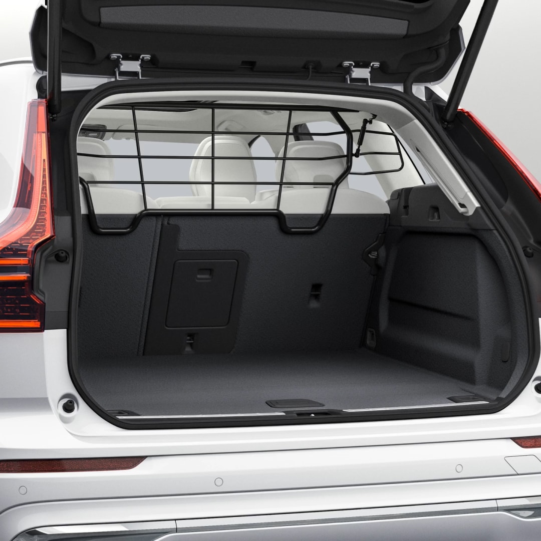 Un bagagliaio aperto che mostra il vano nascosto/divisorio di carico all'interno di un SUV Volvo XC60.