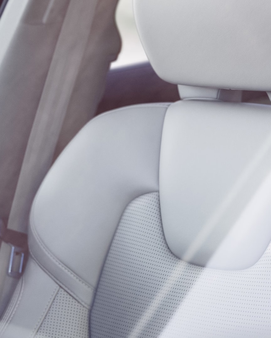 Pohled zblízka na přední sedadlo čalouněné kůží v interiéru vozu Volvo XC60.