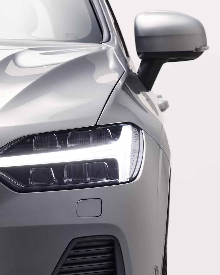 Příď vozu Volvo XC60 s charakteristickým designem masky chladiče a světlometů.
