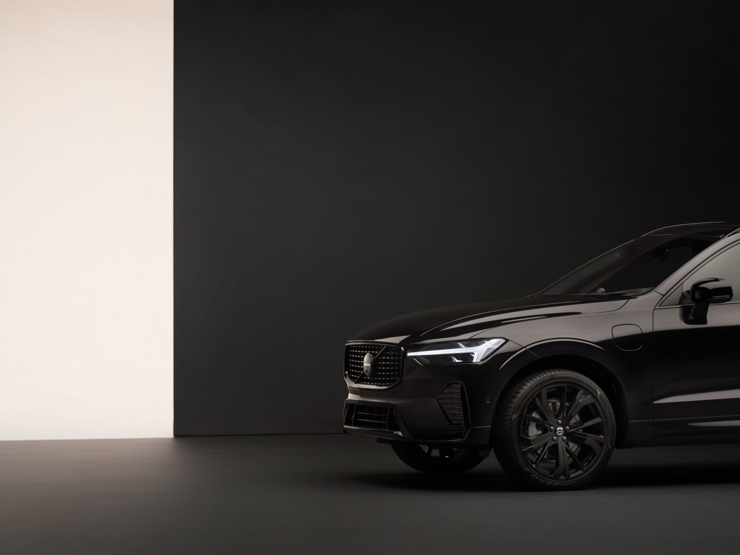 The front half of a Volvo XC60 Black Edition with unique black rims.