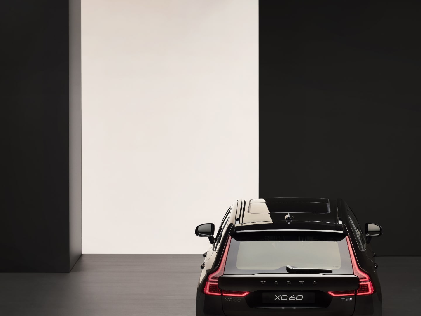 XC60 Black Edition combina potenza di guida e un'eleganza esclusiva.