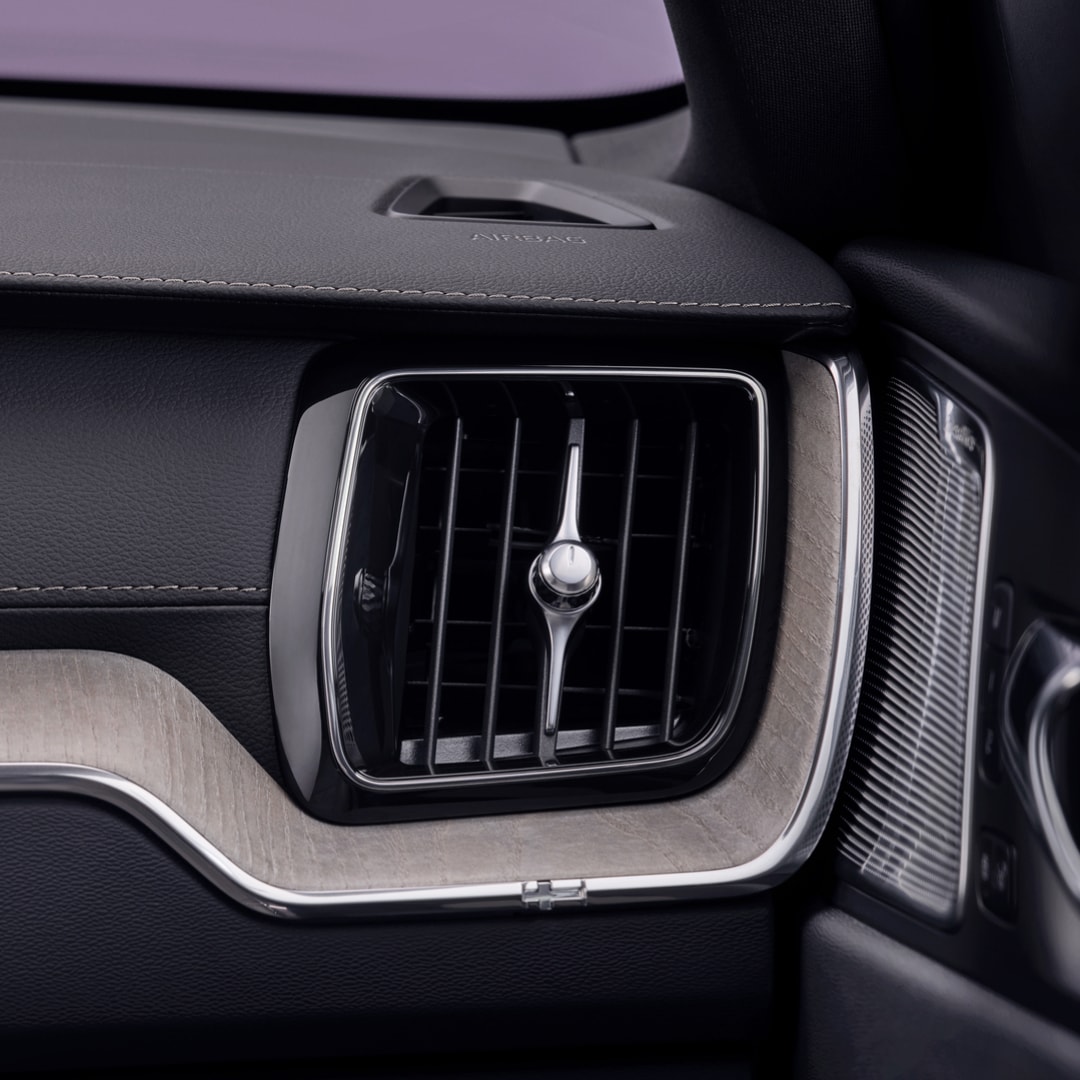 Volvo XC60 -lataushybridin edistyksellisen ilmanpuhdistimen ansiosta sinä ja matkustajasi saatte hengittää parempaa ja terveellisempää ilmaa.