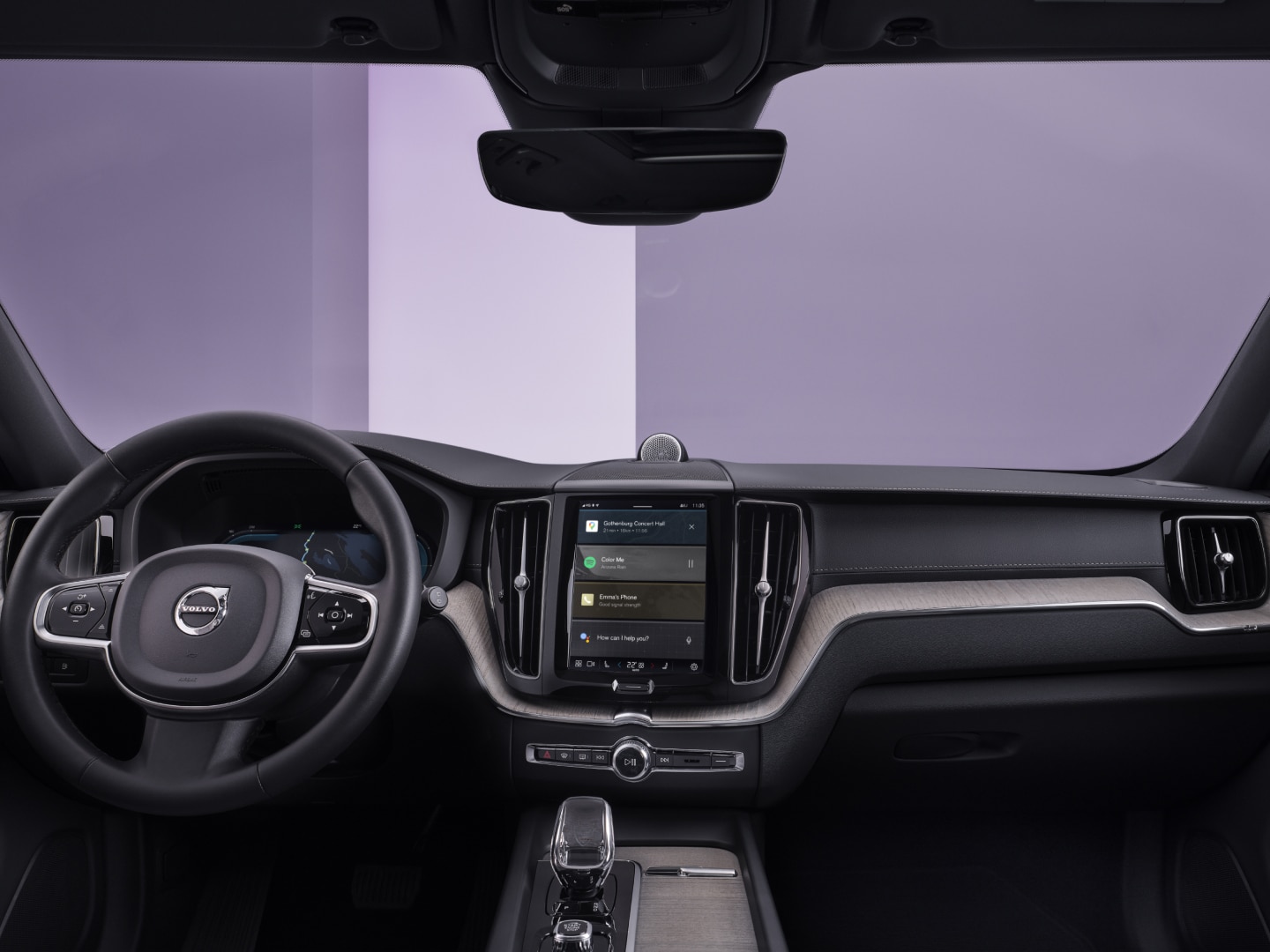 Vedere din interior asupra părții din față a unui Volvo XC60 plug-in hybrid.