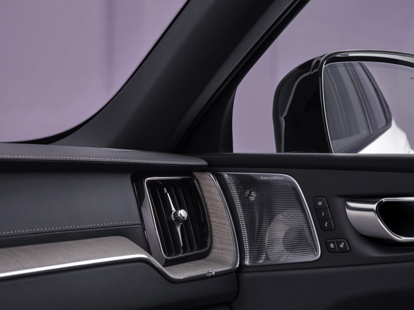 Primer plano del interior en la parte delantera de un Volvo XC60 híbrido enchufable.