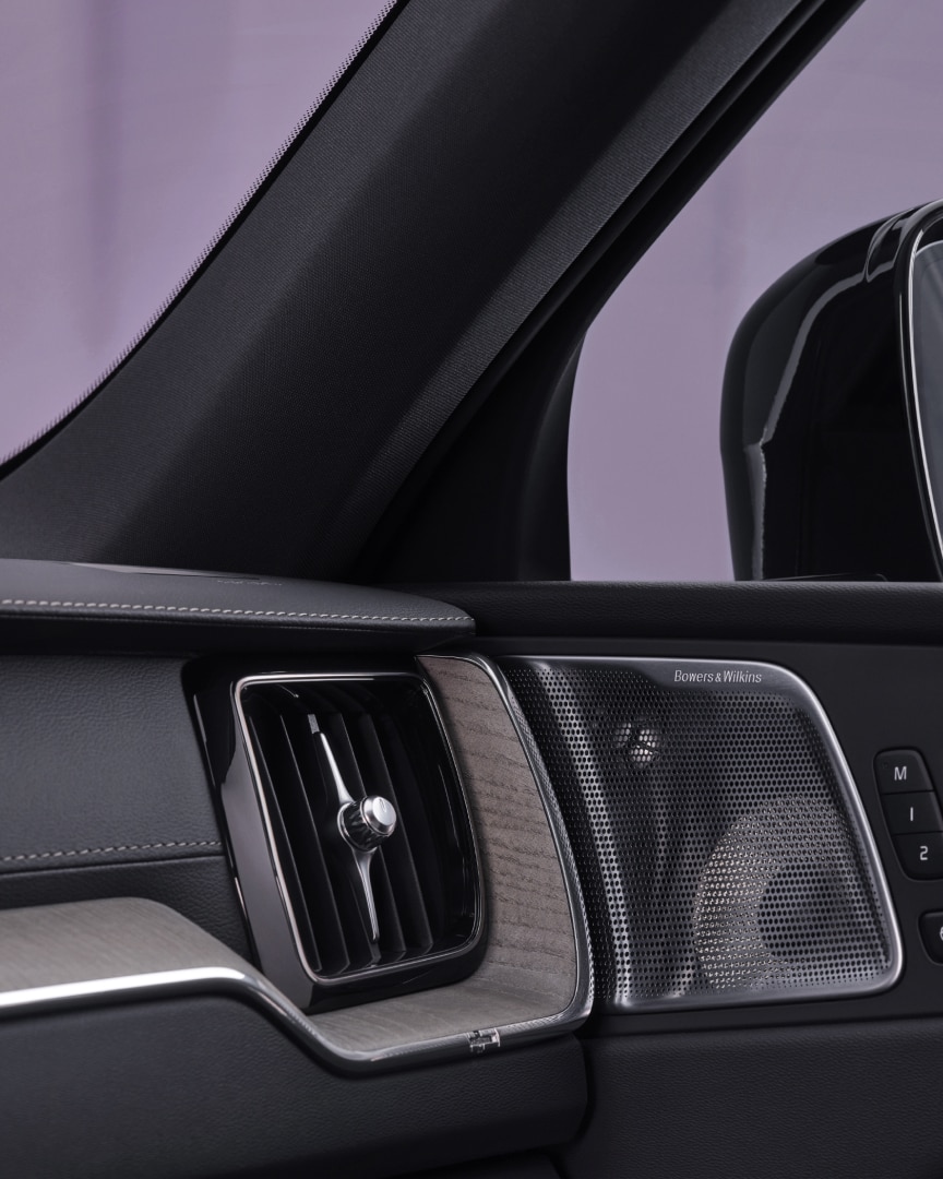 Close-up van het interieur voorin een Volvo XC60 plug-in hybride.