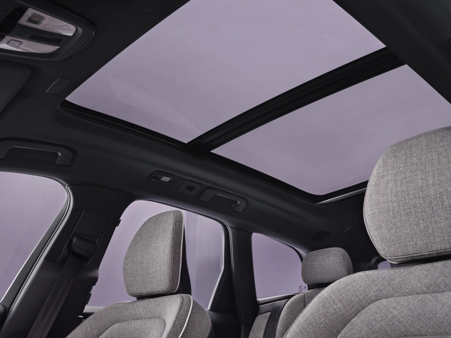 Vedere din interior a acoperișului panoramic dintr-un Volvo XC60 plug-in hybrid.