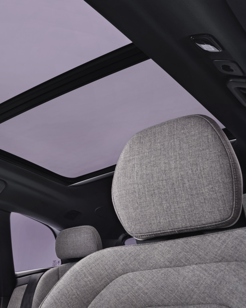 Pohľad z interiéru na panoramatickú strechu plug-in hybridného vozidla Volvo XC60.