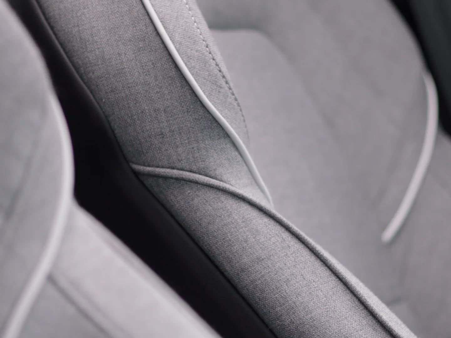 Primo piano degli interni con un sedile anteriore in pelle in una Volvo XC60 plug-in hybrid.