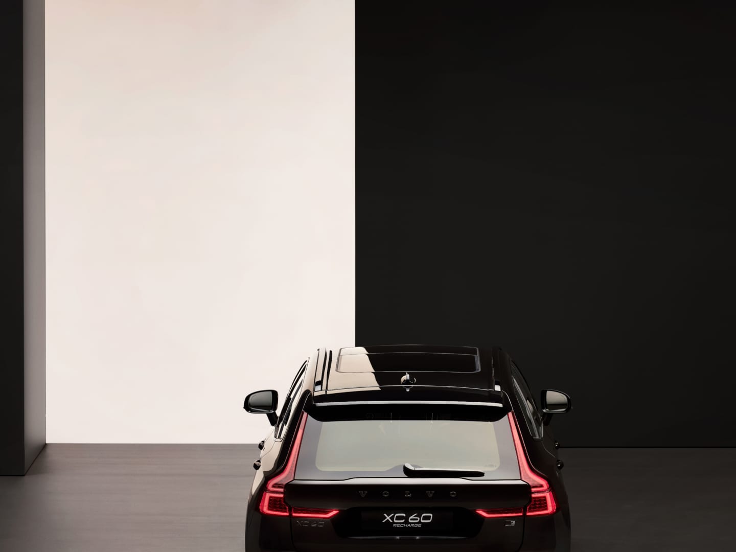 Volvo XC60 Black Edition takaa kuvattuna, kiiltävänmustat yksityiskohdat näkyvissä.