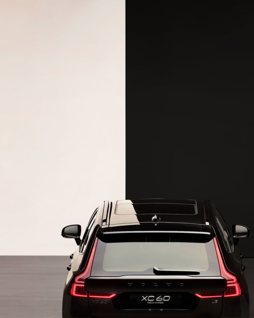 Vy bakifrån av Volvo XC60 Black Edition med blanka svarta detaljer.