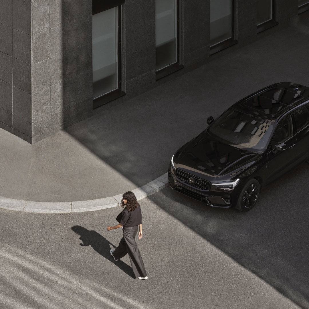 Egy városi környezetben parkoló Volvo XC60 Black Edition.