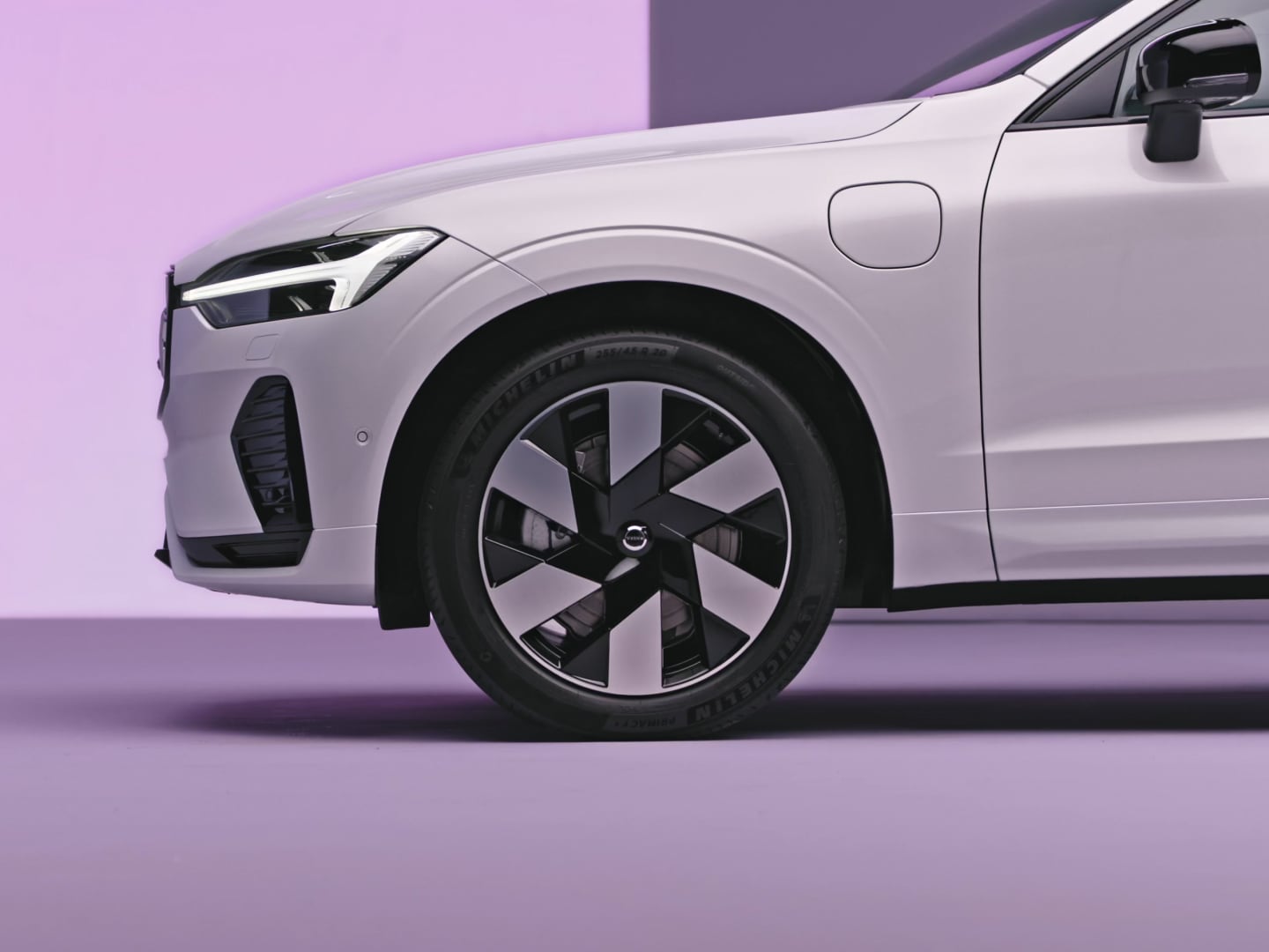 Sidovy av en Volvo XC60 laddhybrid som visar bilens hjul och front.