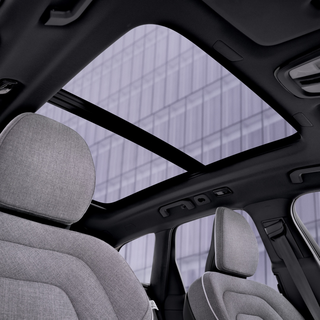 Vista interna del tetto panoramico di una Volvo XC60 plug-in hybrid.