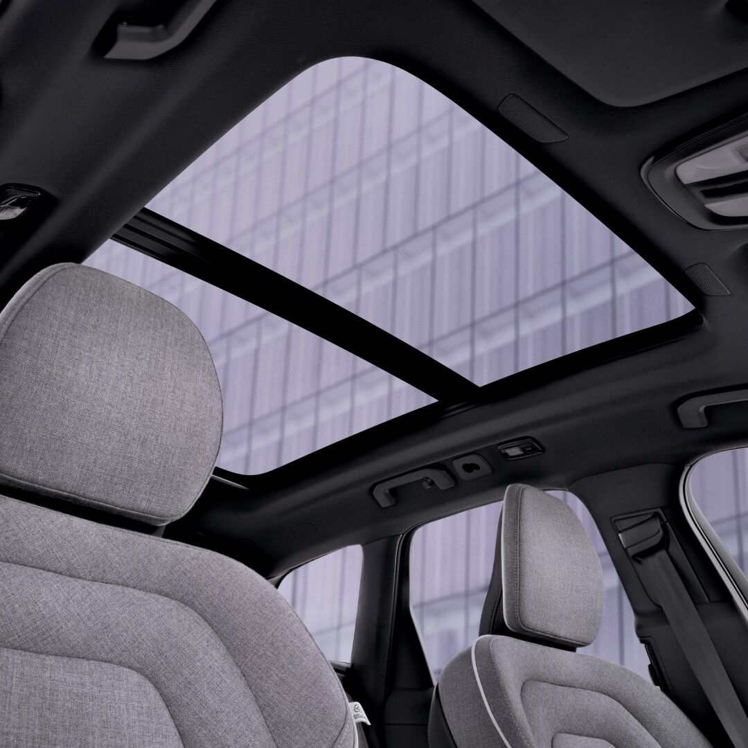 Vue intérieure du toit panoramique d'une Volvo XC60 plug-in hybride.