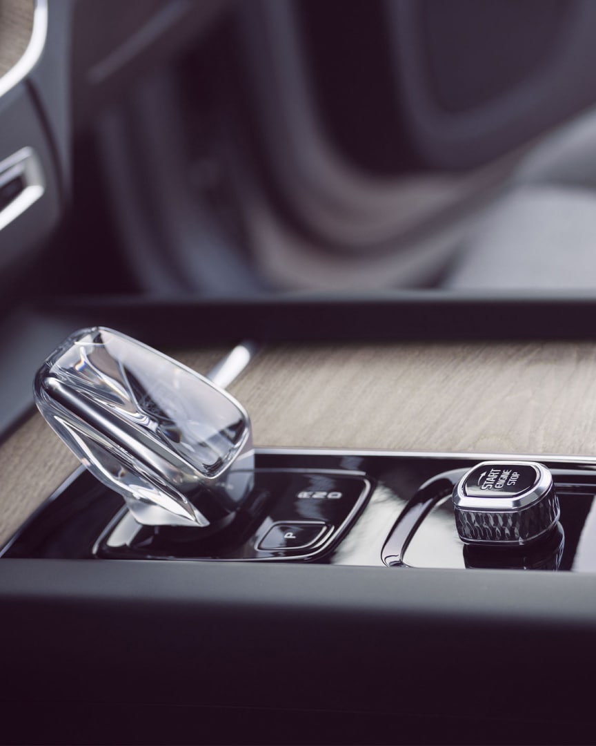 Interno di una Volvo XC60 plug-in hybrid, selettore marce trasparente in autentico cristallo svedese di Orrefors.