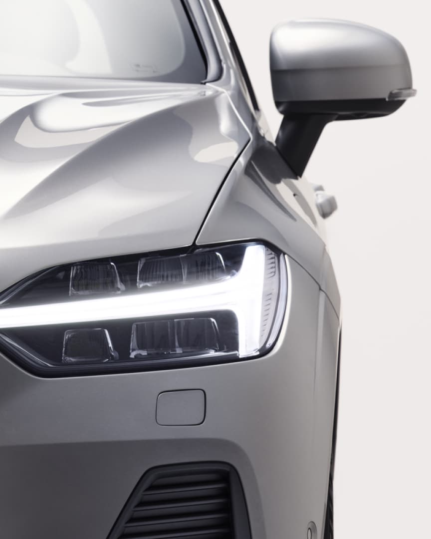 Främre exteriör på Volvo XC60 laddhybrid med den ikoniska frontgrillen och strålkastardesignen.