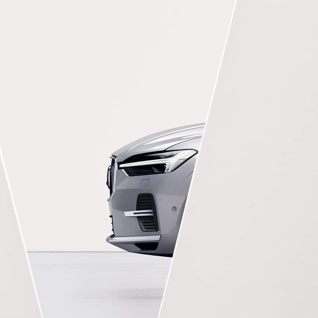Egy Volvo XC60 plug-in hybrid elejének a külső nézete.