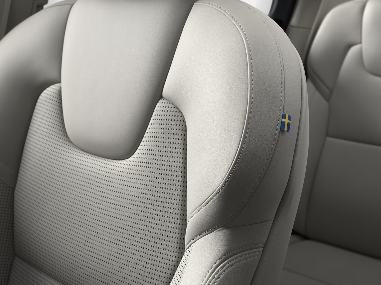 Szerokokątny widok na siedem foteli obitych miękką skórą Nappa w kabinie SUV-a Volvo XC90 w wersji miękkiej hybrydy