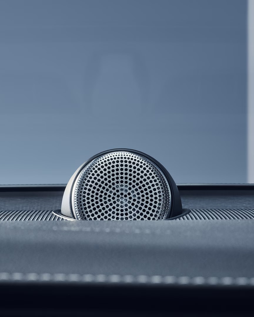 Zbliżenie na głośnik w desce rozdzielczej Bowers & Wilkins w SUV-ie Volvo XC90 w wersji miękkiej hybrydy