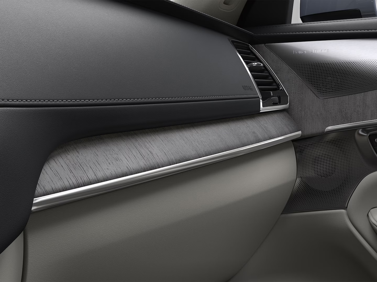 Schwarz-beige gepolsterte Instrumententafel auf der Beifahrerseite mit Holzdekor im Volvo XC90 Mild Hybrid SUV.