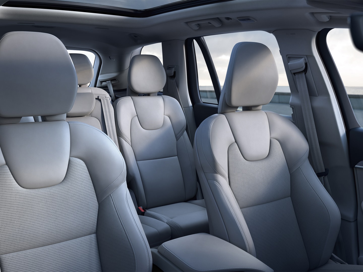 Interior del habitáculo espacioso y lujoso del SUV Volvo XC90.