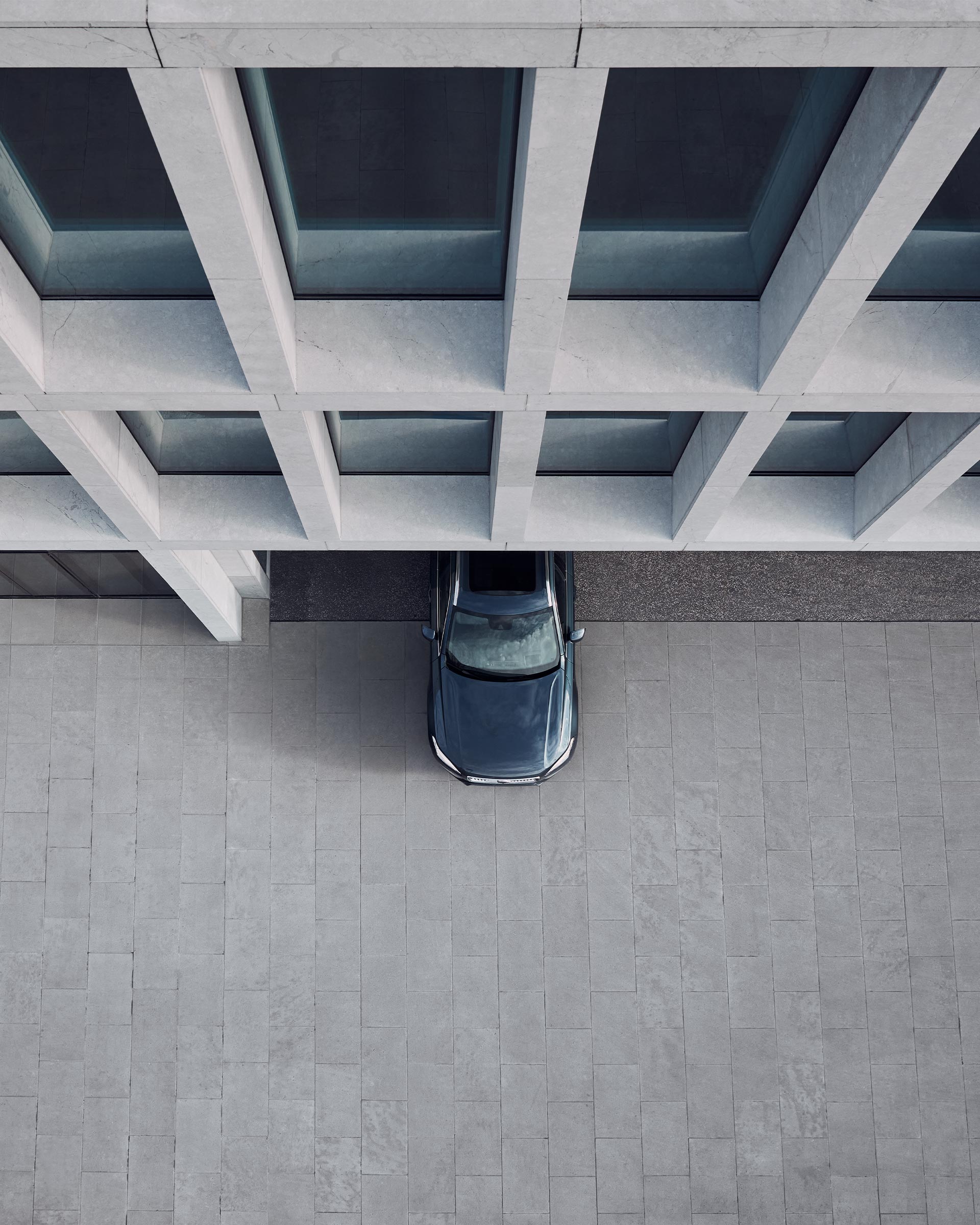 The sleek front half of the Volvo XC90 mild hybrid SUV viewed from above.