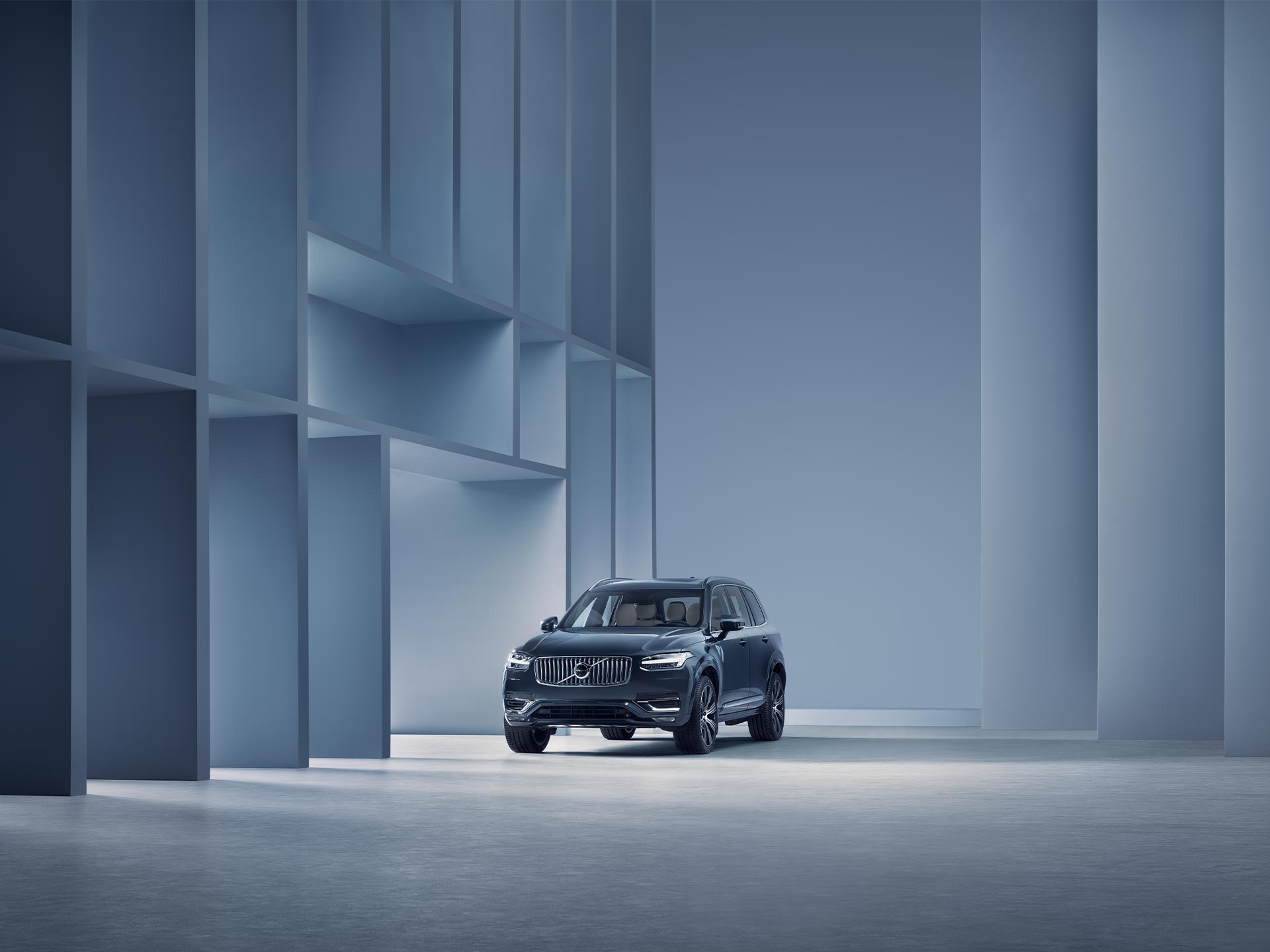 Stil și confort combinate în SUV-ul Volvo XC90 mild hybrid.