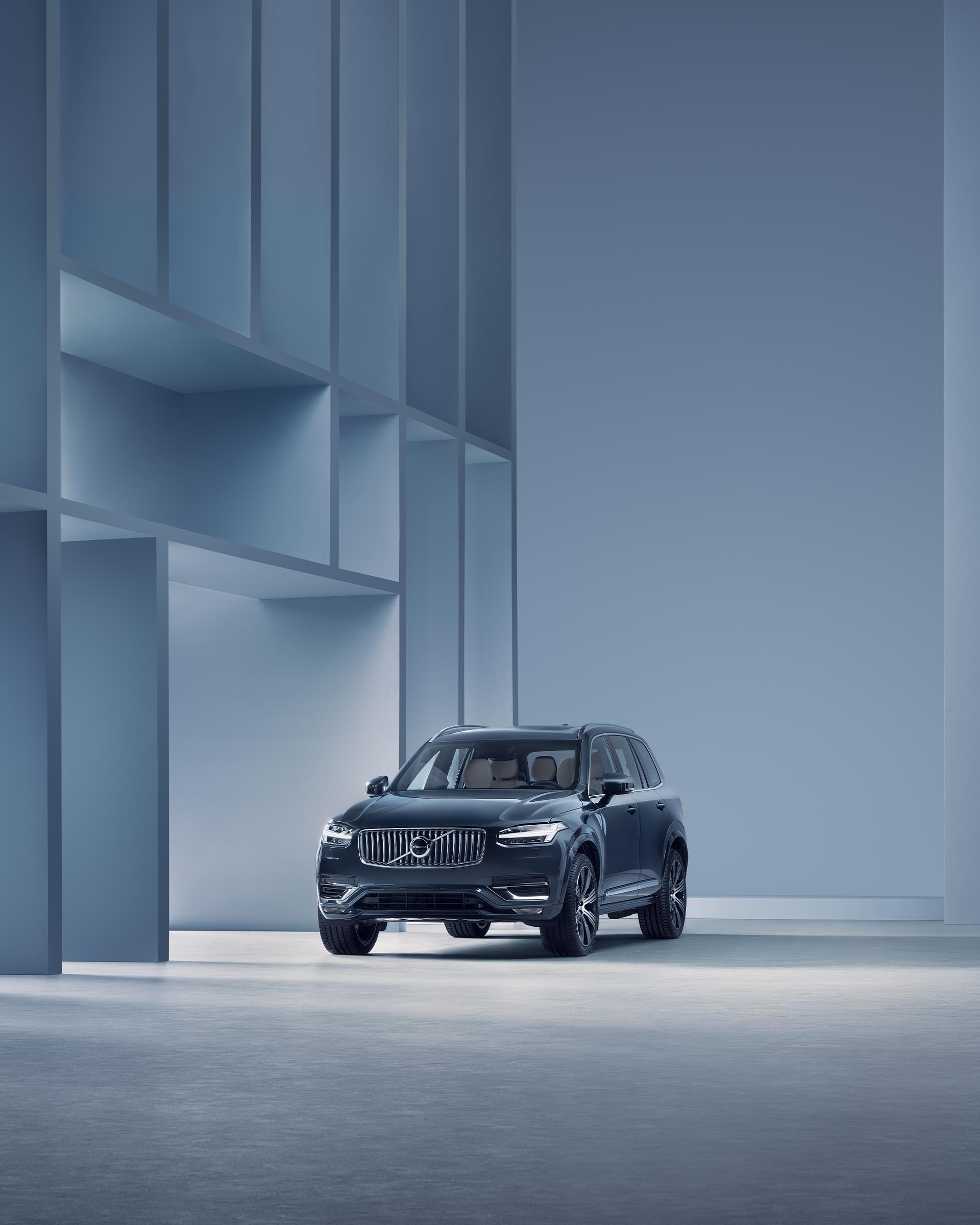 Stil și confort combinate în SUV-ul Volvo XC90 mild hybrid.