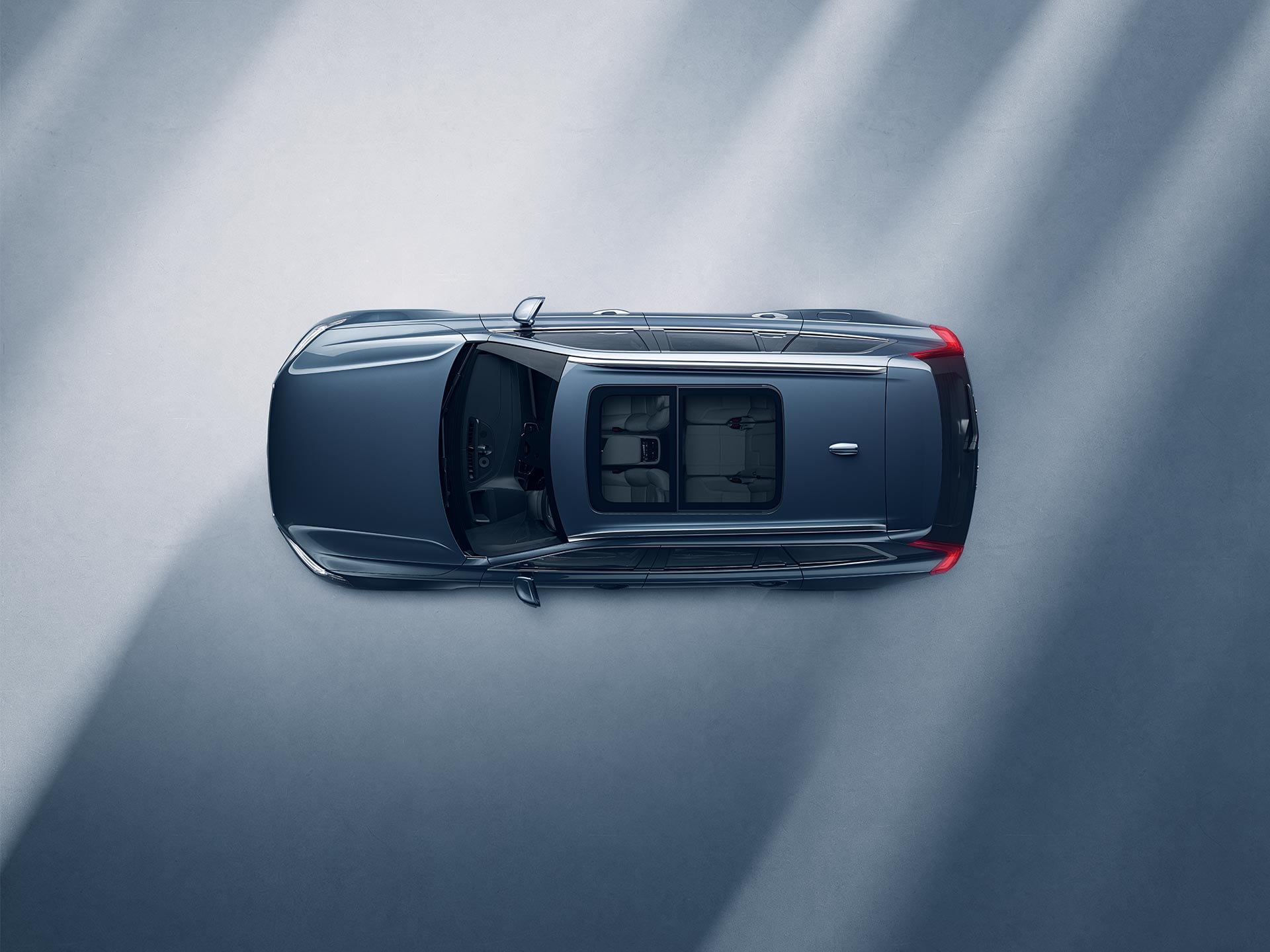 Pohled shora na panoramatickou střechu mild hybridního vozu Volvo XC90.