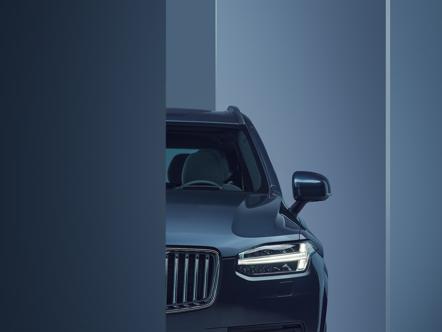 Detail dizajnu predných svetiel mild hybridného vozidla Volvo XC90.