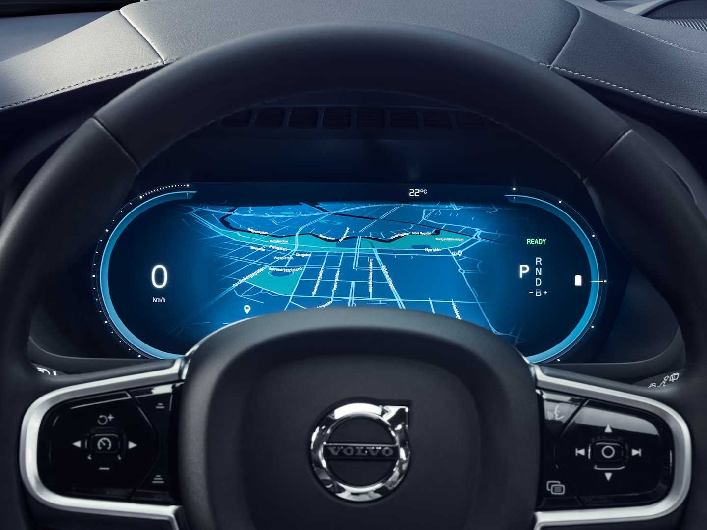 Display informazioni conducente dietro al volante della Volvo XC90 plug-in hybrid.