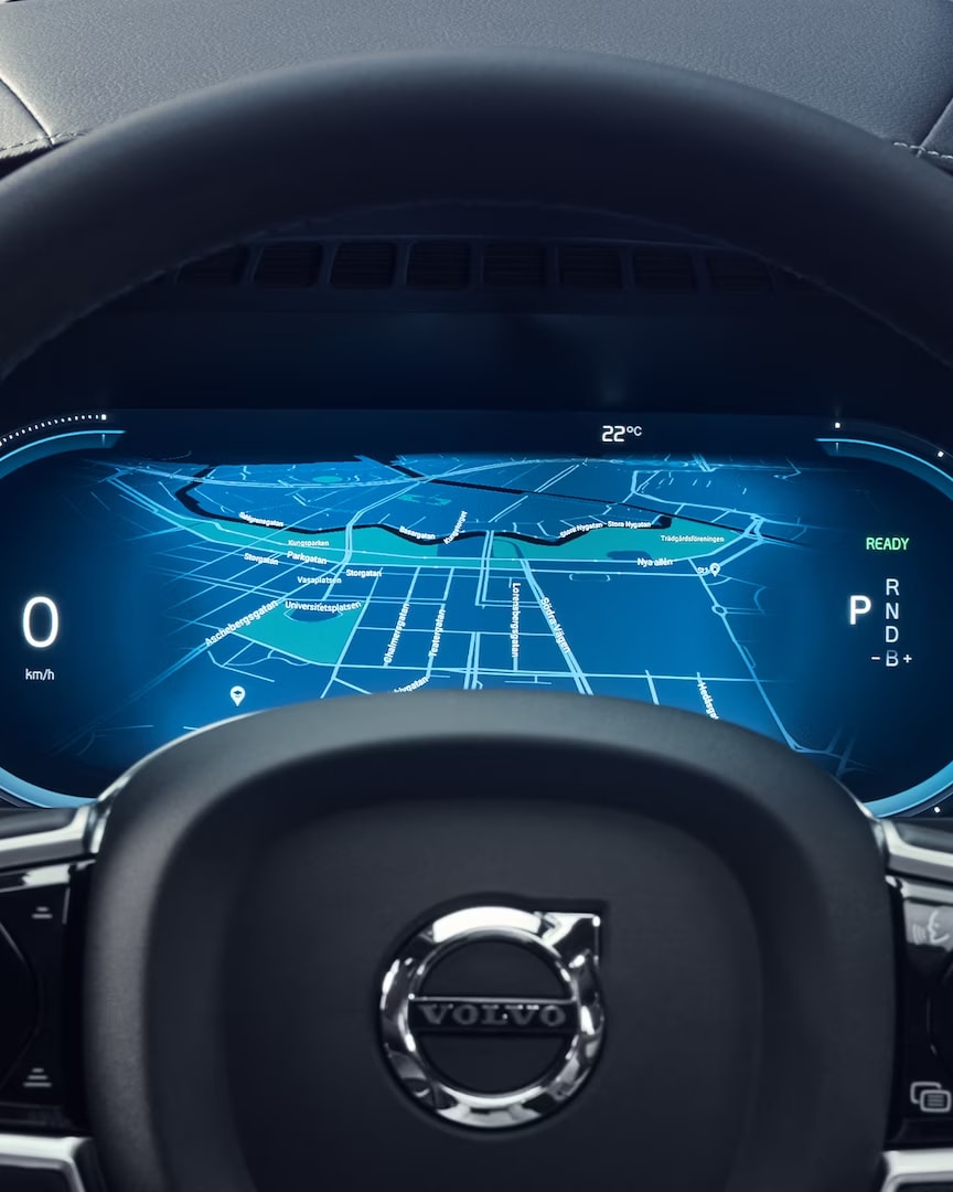 Mostrador de informações do condutor atrás do volante do Volvo XC90 híbrido plug-in.