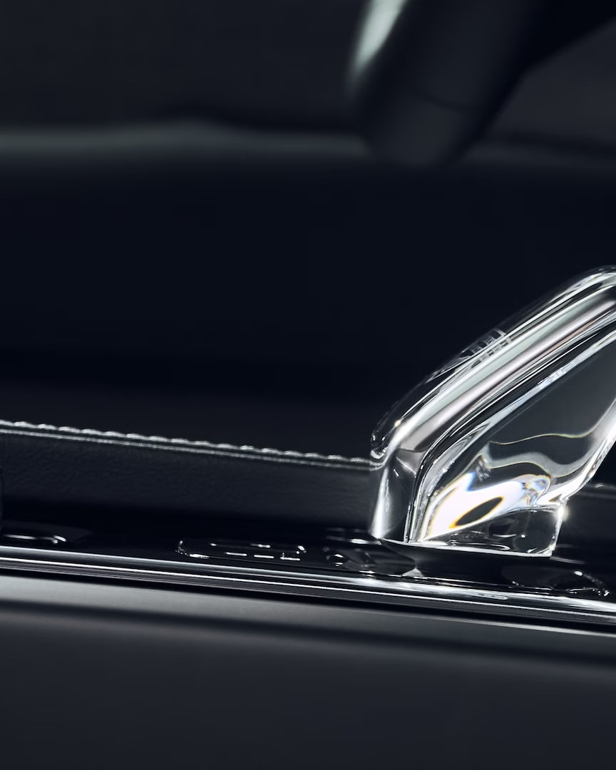 Pulsante di avviamento e selettore marce in cristallo nella console centrale della Volvo XC90 plug-in hybrid.